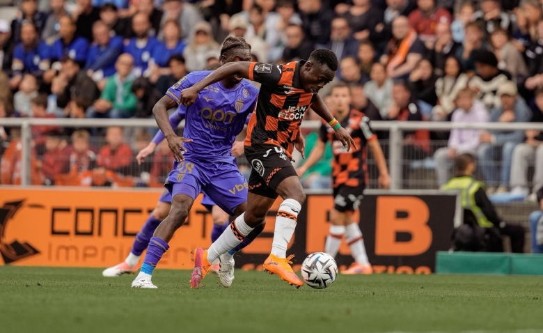 Illustration : "Mercato : Un club de Premier League veut s'offrir le buteur de l'année du FC Lorient !"