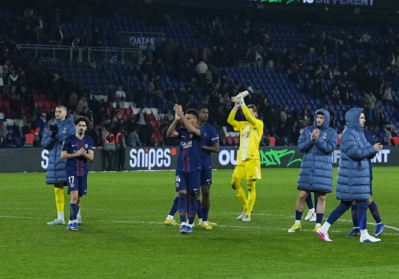 Illustration : Mercato PSG : Un club anglais prêt à relancer Lucas Chevalier