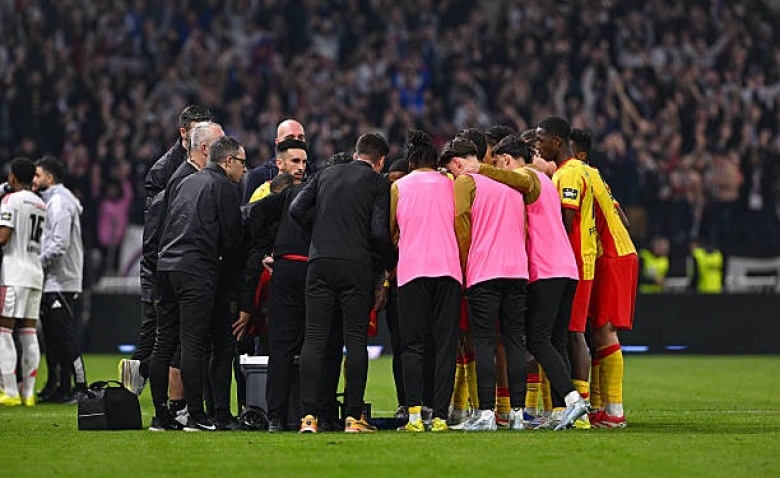 Illustration : "RC Lens : Le point médical qui inquiète les supporters avant Lorient"