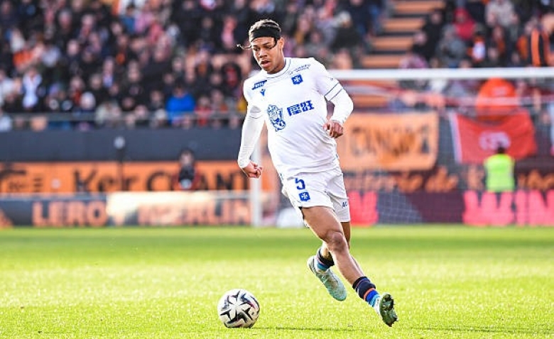 Illustration : "Mercato : Le RC Lens, le LOSC et Rennes se livrent une bataille pour Kévin Danois !"