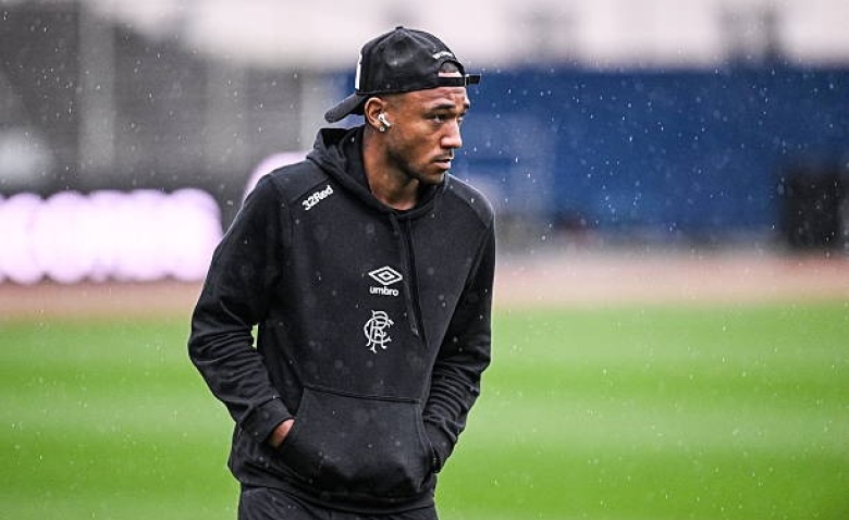 Illustration : "Mercato OM : Vers un retour à l'envoyeur pour Derek Cornelius après son échec aux Rangers ?"