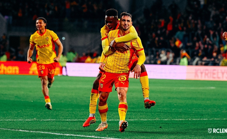 Illustration : "RC Lens : Pierre Sage annonce le retour de plusieurs joueurs après la trêve internationale"