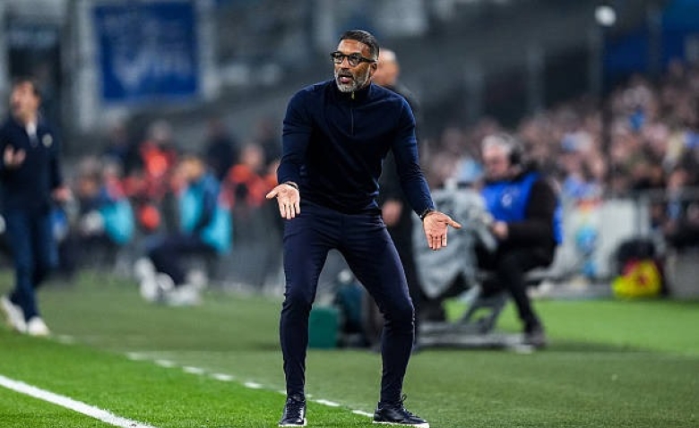 Illustration : "OM : Coup d'arrêt brutal au Vélodrome, Habib Beye tape du poing sur la table"