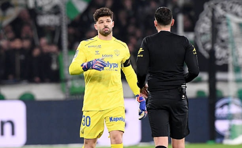 Illustration : "Mercato ASSE : Un portier de Ligue 1 dans le viseur de l'ASSE pour remplacer Larsonneur ?"