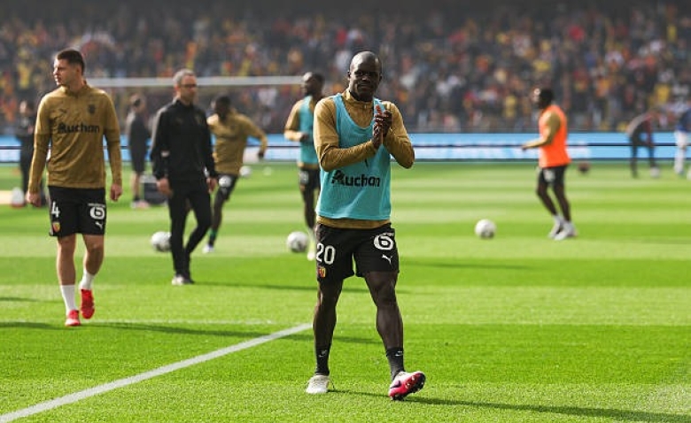 Illustration : "Info Mercato : Le RC Lens active une option cruciale pour conserver Malang Sarr !"