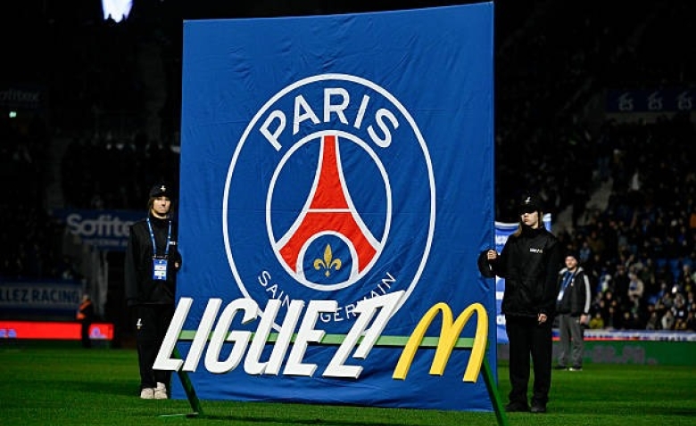 Illustration : "Mercato PSG : Après le départ de Salah, les Reds lancent l'assaut sur deux stars parisiennes !"