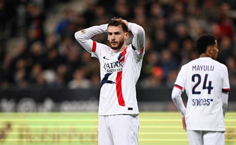 Illustration : "Mercato PSG : Arsenal KO, la réponse glaciale de Kvaratskhelia pour son avenir !"