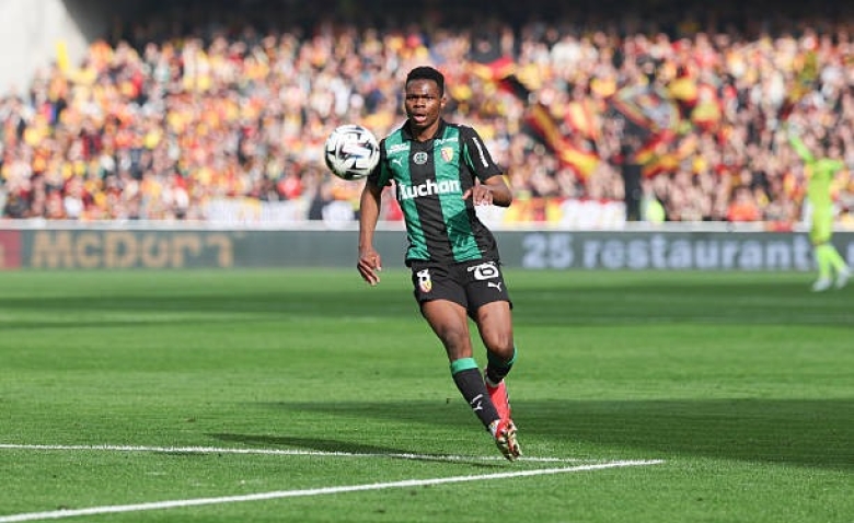 Illustration : "Mercato Lens : Un transfert record en vue pour Sangaré, le Real Madrid et l'Angleterre sur les rangs !"