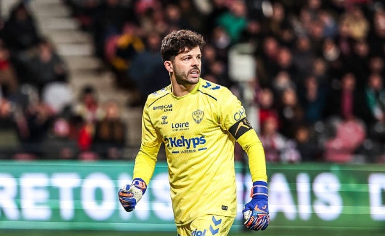 Illustration : "ASSE : Kilmer Sports veut sacrifier Larsonneur pour une pépite à 4 M€ !"