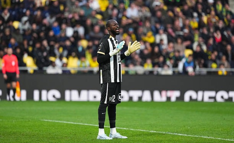 Illustration : "Mercato : Le RC Lens propose Hervé Koffi à l’ASSE, mais le prix choque les Verts !"