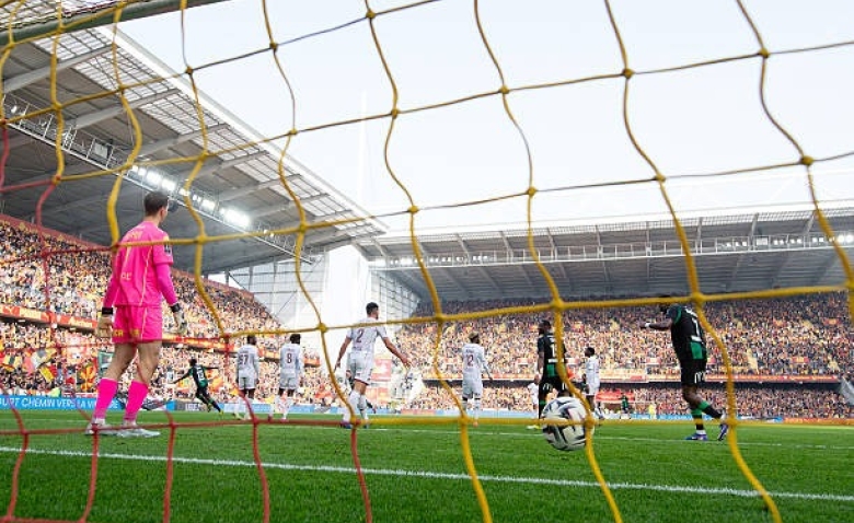 Illustration : "Mercato Lens : Une piste brûlante relancée pour renforcer l'attaque de Sage ?"