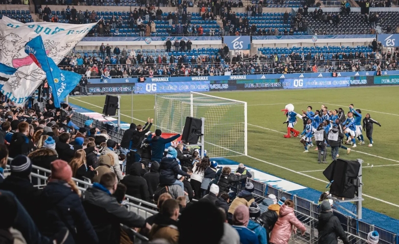 Illustration : "RC Strasbourg : Le club leader d’un classement fou en Ligue 1 !"