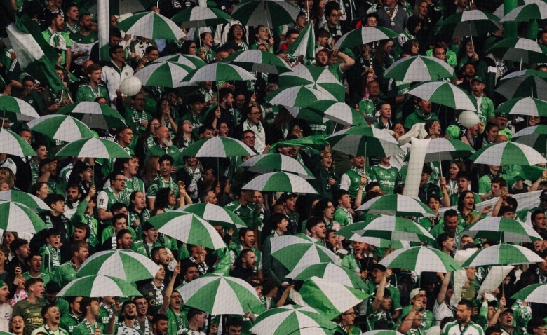 Illustration : "Mercato ASSE : Les Verts bouclent un recrutement anticipé en prévision d'un retour en L1 !"