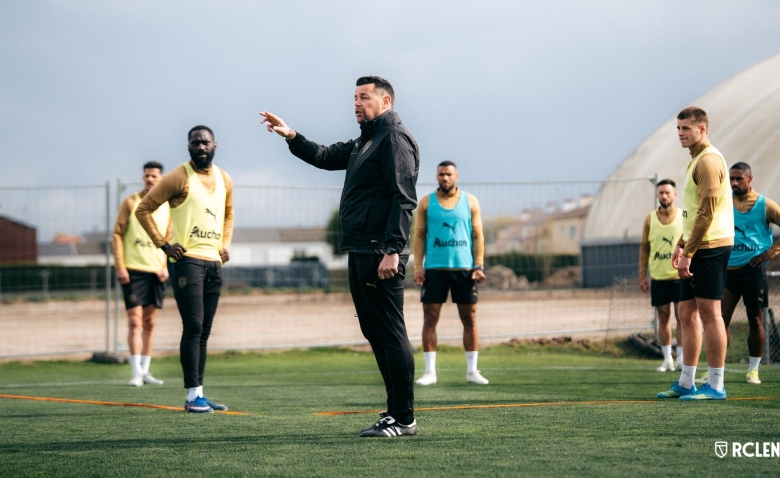 Illustration : "RC Lens : Deux grosses surprises dans le onze de Sage face aux Violets !"