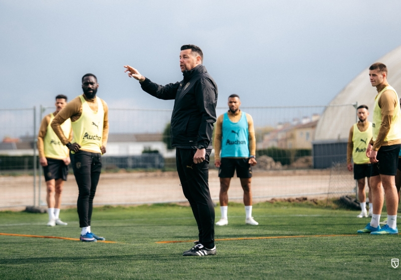 Illustration : RC Lens : Deux grosses surprises dans le onze de Sage face aux Violets !