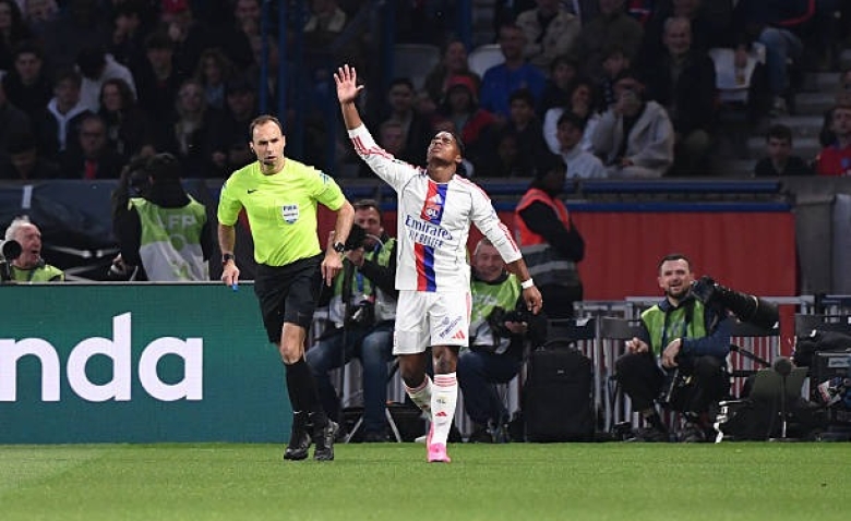 Illustration : "PSG - OL : La vidéo du bijou d'Endrick pour climatiser le Parc des Princes ! (0-1) - Ligue 1 J30"