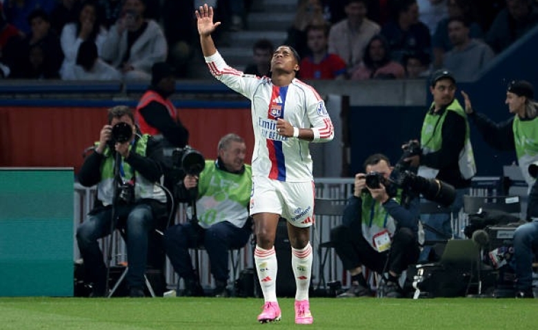 Illustration : "Mercato OL : L'incroyable retournement de situation pour Endrick après le choc face au PSG !"