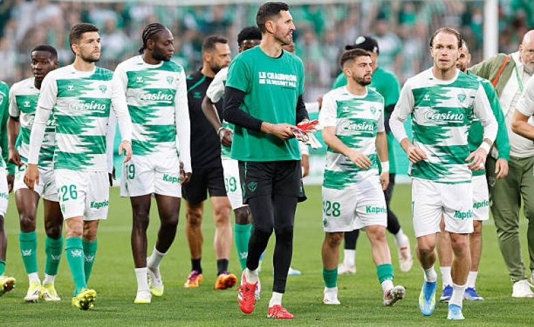 Illustration : "Ligue 2 : Pourquoi le déplacement à Rodez terrifie l'AS Saint-Étienne pour la montée ?"