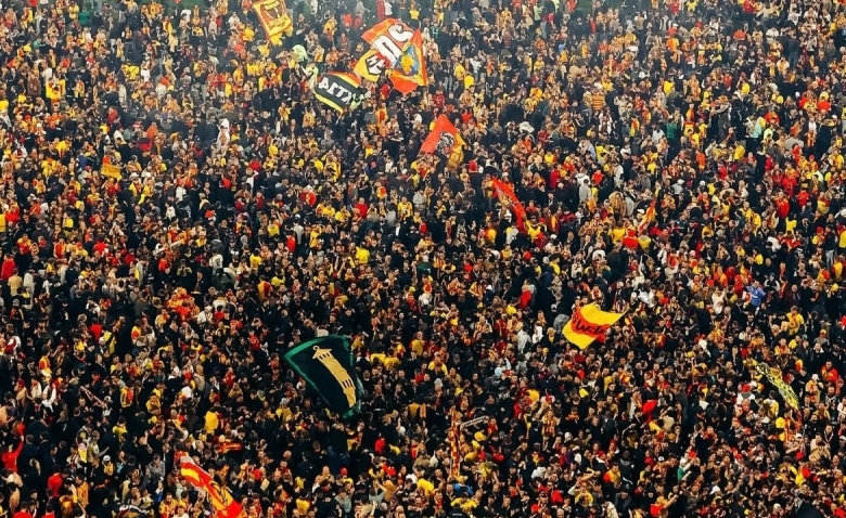 Illustration : "RC Lens : De lourdes sanctions après l'envahissement du terrain en Coupe de France ?"