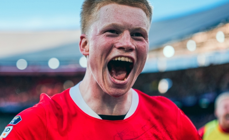 Illustration : "Mercato PSG : Bataille de géants en cours pour l'arrivée d'un milieu de l’AZ Alkmaar !"