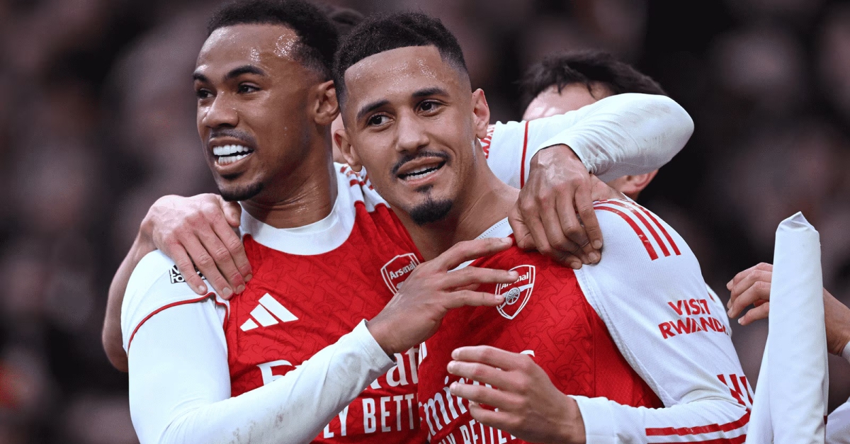 Mercato PSG : Une offre XXL à 100 M€ pour William Saliba, le duo rêvé avec Pacho en préparation !