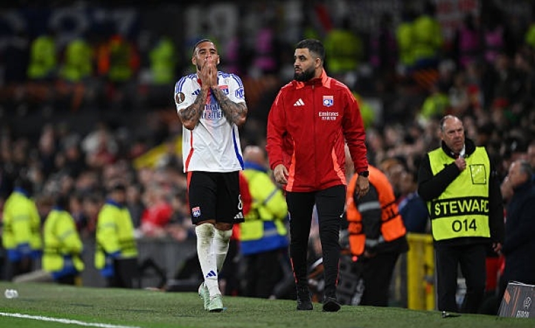 Illustration : "Mercato OL : Lyon défie le Milan AC et le Bayern pour un prodige équatorien !"