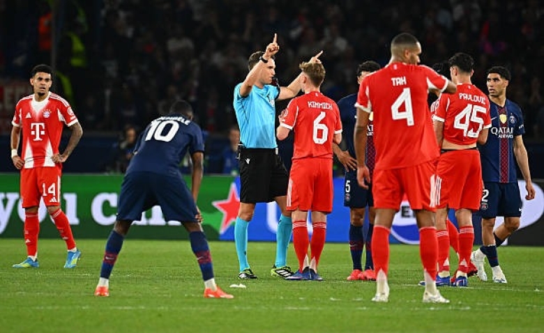 Illustration : "PSG - Bayern Munich : L'avalanche de buts de la 1ère mi-temps en vidéo ! (3-2) - Ligue des Champions"