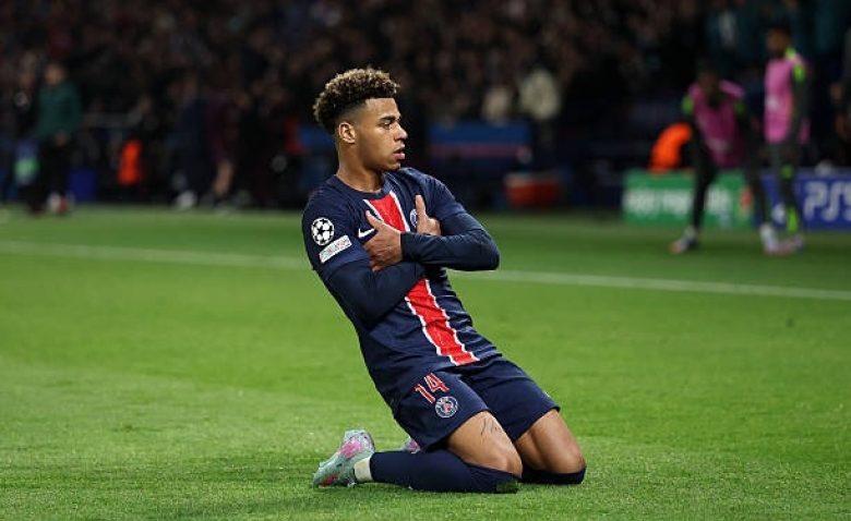 Illustration : "Mercato PSG : vers un départ inattendu en Premier League pour Désiré Doué ?"