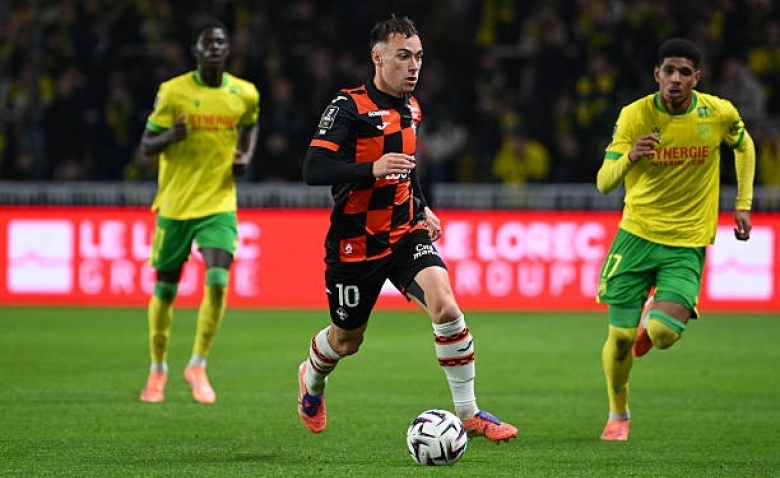 Illustration : "Mercato OL : Lyon fonce sur Pablo Pagis, mais le prix fixé par Lorient fait halluciner !"