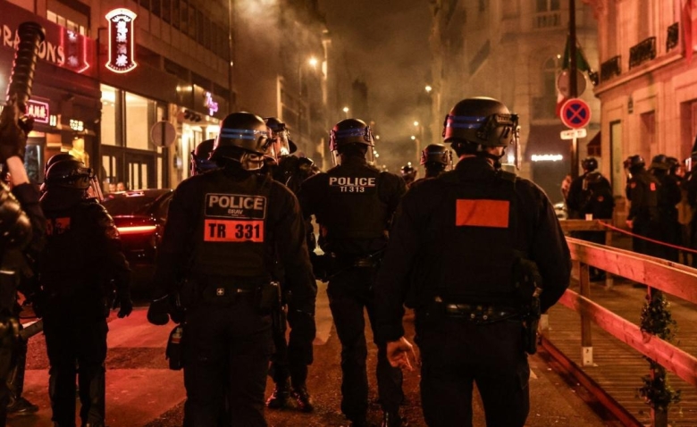 Illustration : "PSG : Mortiers, pillages et gaz lacrymogène... La qualification parisienne tourne au fiasco dans la capitale"