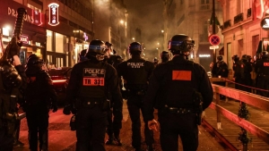 Illustration : PSG : Mortiers, pillages et gaz lacrymogène... La qualification parisienne tourne au fiasco dans la capitale