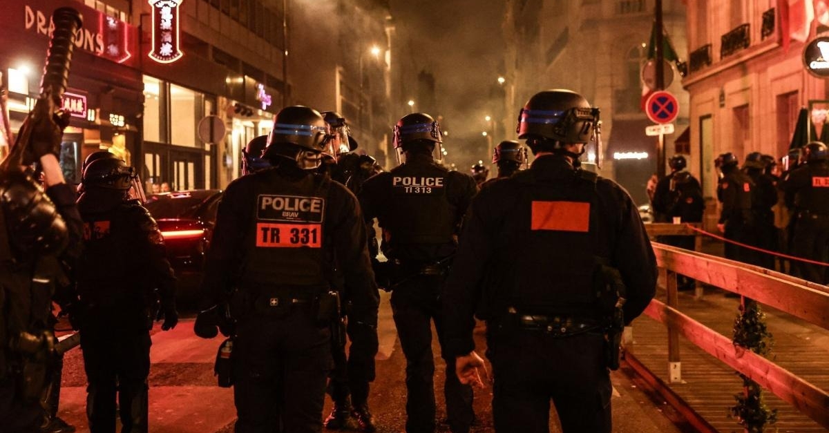 PSG : Mortiers, pillages et gaz lacrymogène... La qualification parisienne tourne au fiasco dans la capitale