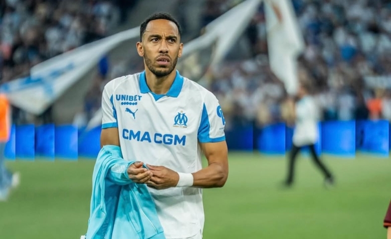 Illustration : "INFO OM : Aubameyang écarté après avoir gazé un dirigeant à l'extincteur !"