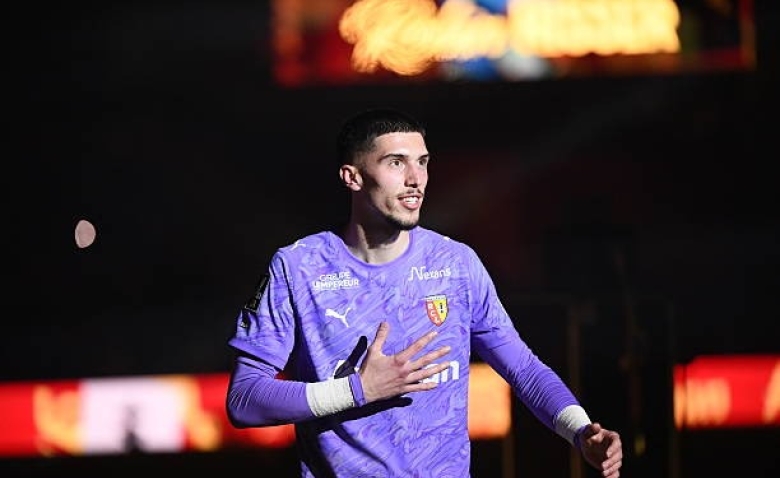 Illustration : "Mercato Lens : Aston Villa veut chiper Robin Risser pour remplacer Emiliano Martinez !"