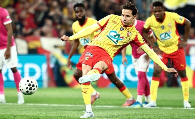 Illustration : "Mercato Lens : Thauvin lâche une bombe pour son avenir ! Les supporters jubilent"