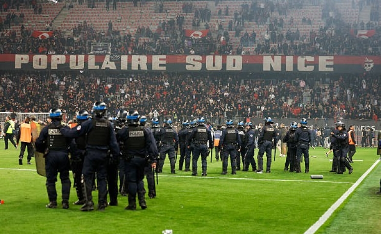 Illustration : "OGC Nice : Scènes de chaos à l'Allianz Riviera, les supporters envahissent la pelouse après le fiasco"