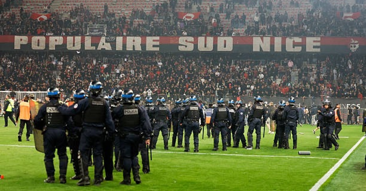 OGC Nice : Scènes de chaos à l'Allianz Riviera, les supporters envahissent la pelouse après le fiasco