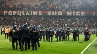 Illustration : "OGC Nice : Scènes de chaos à l'Allianz Riviera, les supporters envahissent la pelouse après le fiasco"