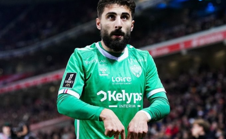 Illustration : "Mercato ASSE : Deux mastodontes français s'intéressent à Zuriko Davitashvili !"