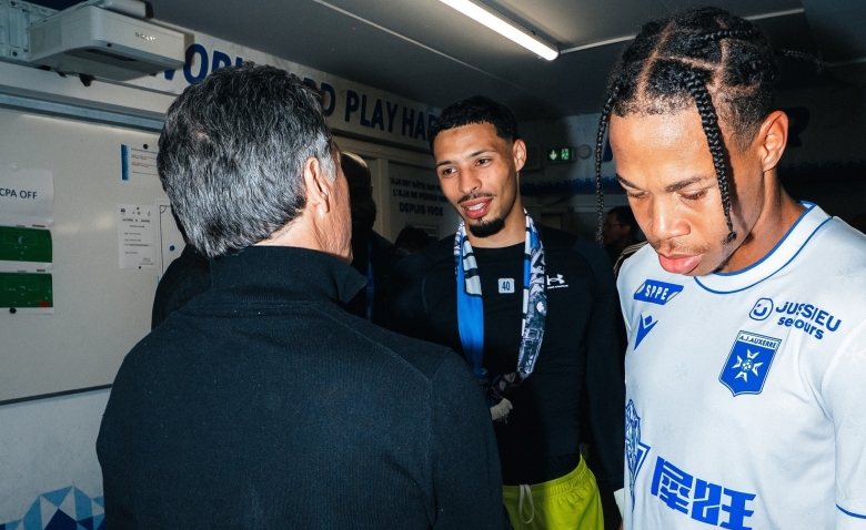 Illustration : "AJ Auxerre : Le départ de Christophe Pélissier provoque la colère des supporters !"