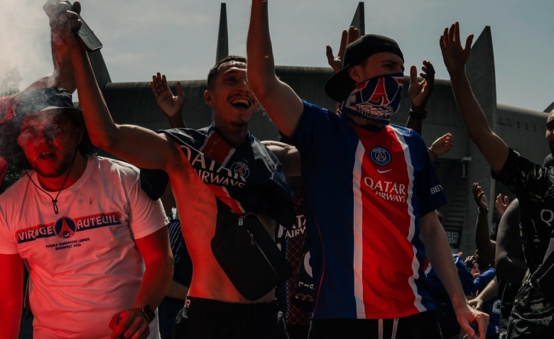 Illustration : "PSG : Les célébrations virent au chaos, un décès déclaré"