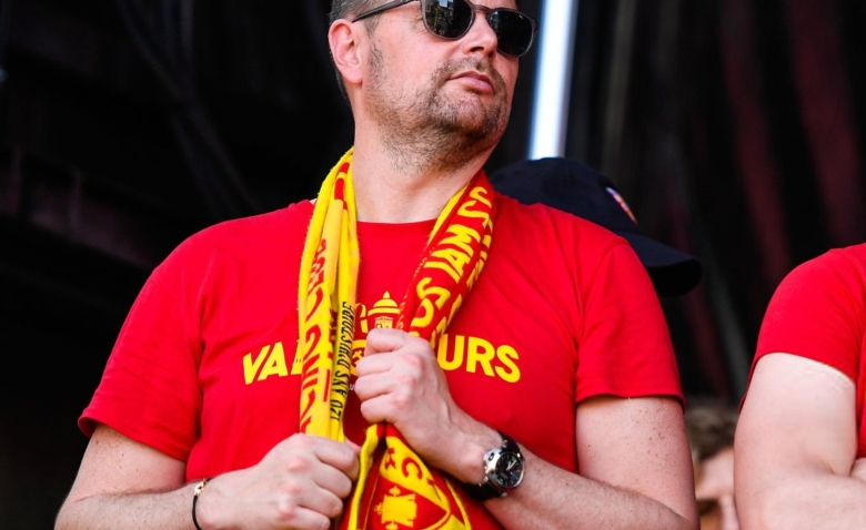 Illustration : "RC Lens : Pierre Sage s'approche de Crystal Palace, Bollaert retient son souffle !"