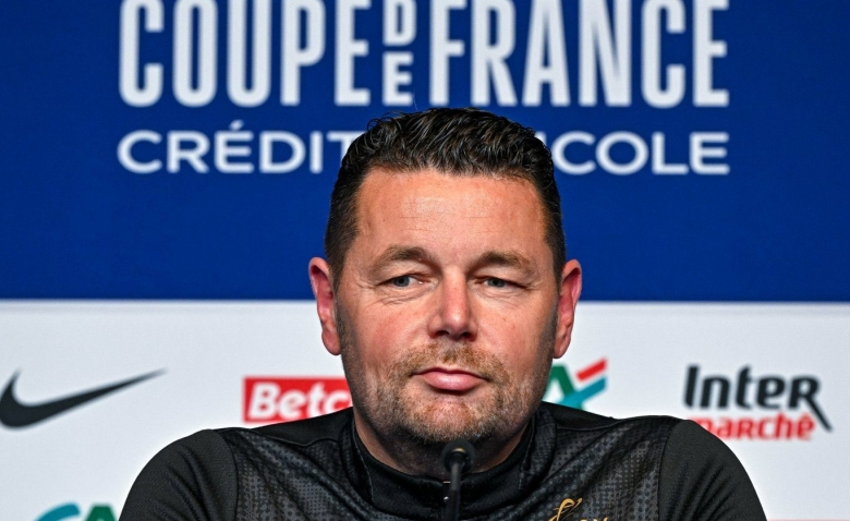 Illustration : "RC Lens : Pierre Sage a annoncé son départ, Bollaert est sous le choc !"