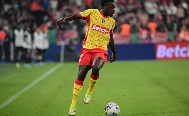 Illustration : "RC Lens : Saud Abdulhamid officiellement lensois, un transfert historique acté !"