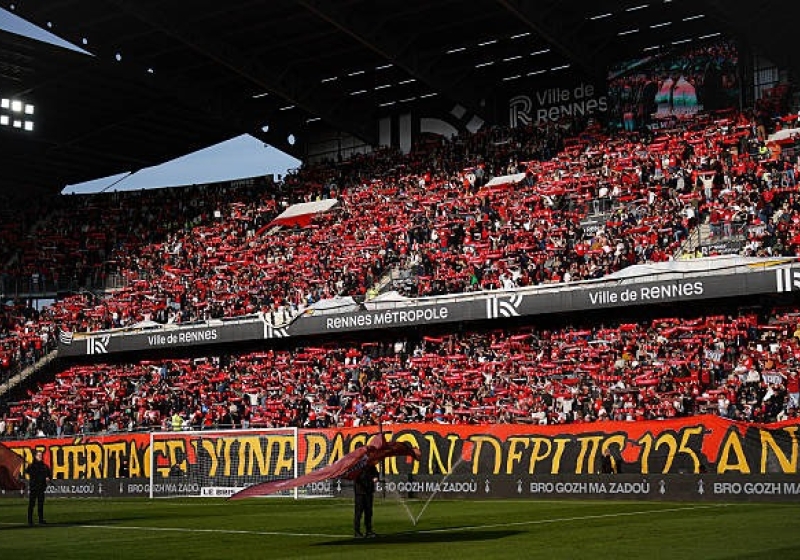 Illustration : Mercato Rennes : Un ancien défenseur du PSG a tapé dans l'œil du SRFC !