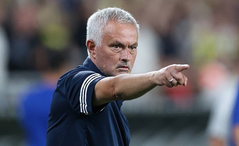 Illustration : "Mercato PSG : Mourinho veut doubler Paris pour une piste prioritaire"
