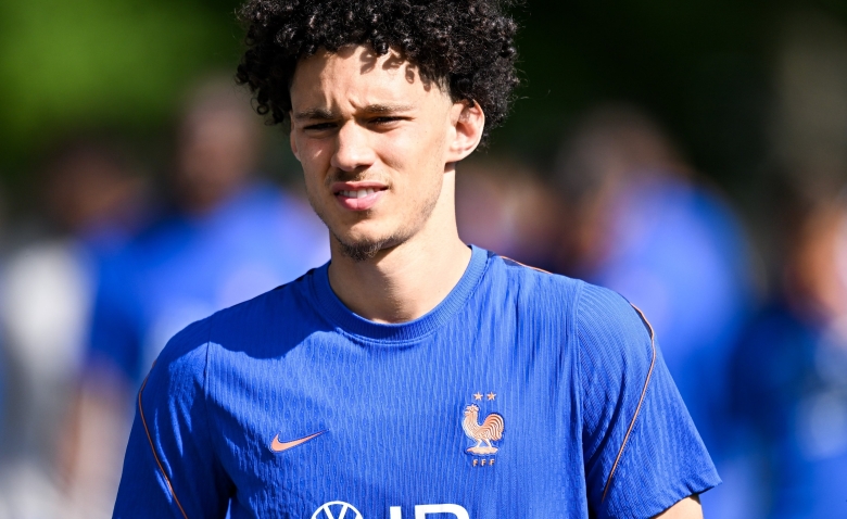 Illustration : "Mercato PSG : Un échange Lee Kang-in contre Akliouche, la proposition qui fait parler !"