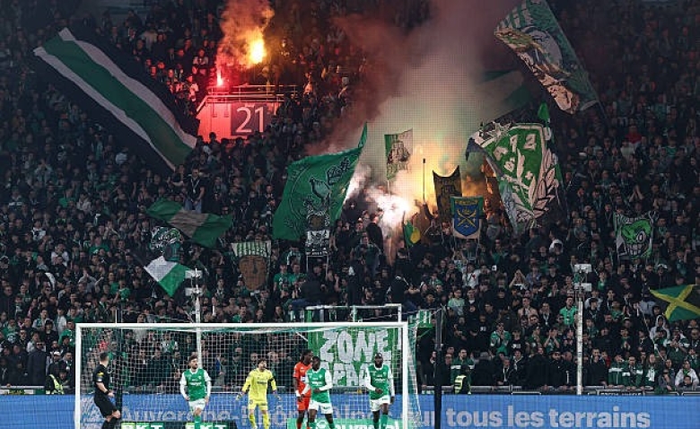 Illustration : "ASSE : Un immense soulagement en coulisses, Kilmer Sports reçoit un coup de pouce royal !"