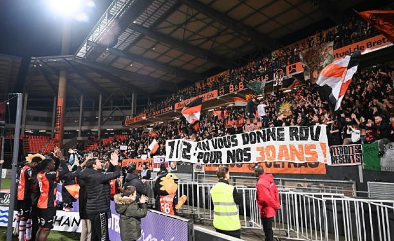 Illustration : "Mercato Lorient : Un sérial buteur s'en va pour 0€, deux clubs anglais foncent sur lui !"