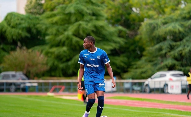 Illustration : "Mercato ESTAC : plusieurs clubs se positionnent sur une pépite de Troyes"